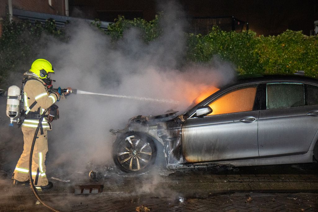 Geparkeerde auto's uitgebrand in Van der Werffstraat